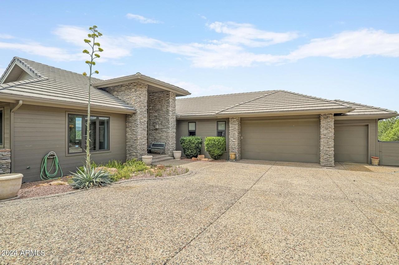 804 North Grapevine Drive - Photo 4 of 44