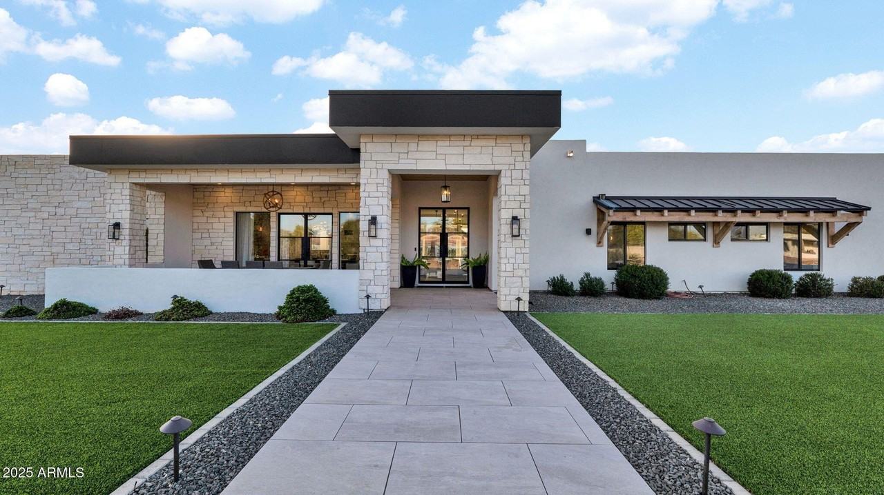 11842 N Miller Rd - Photo 2 of 50