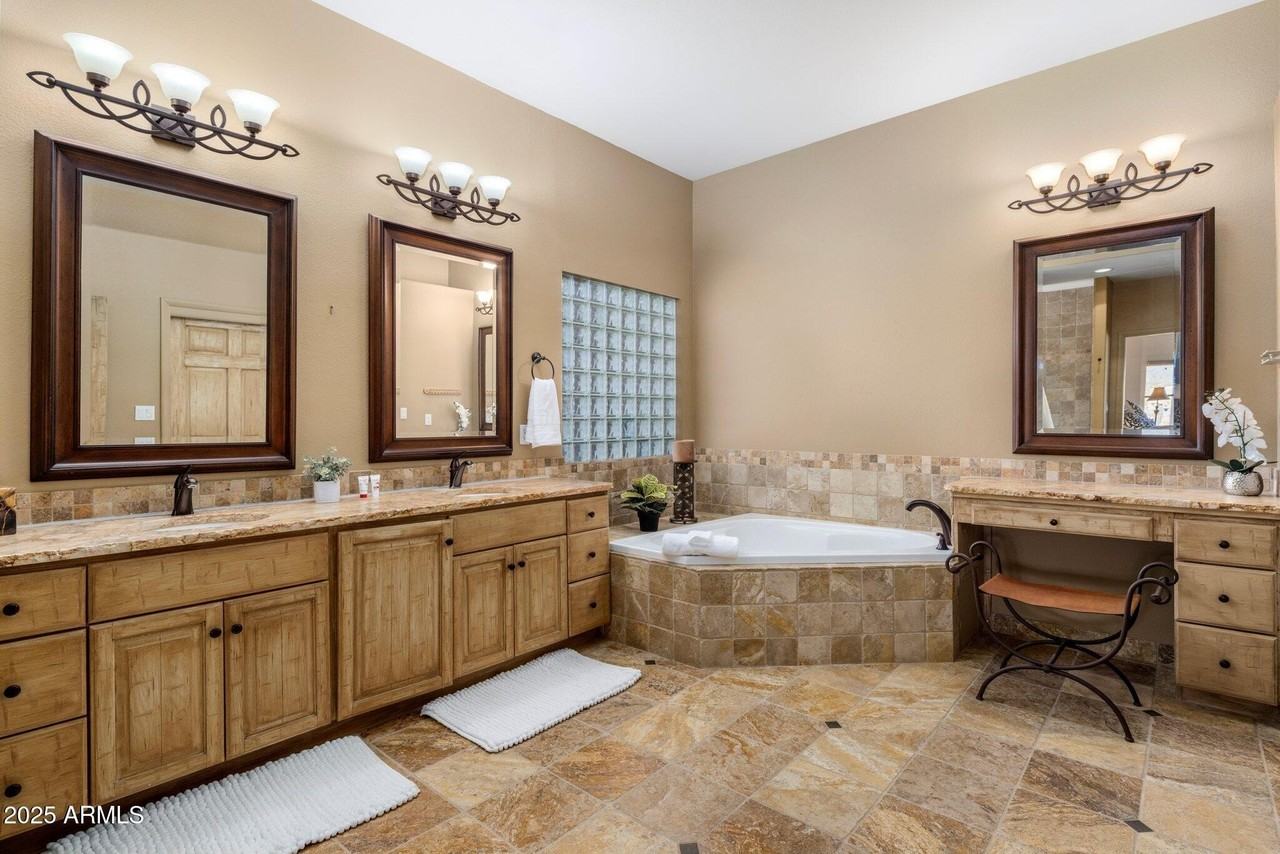 9802 East Hidden Valley Road - Photo 7 of 33