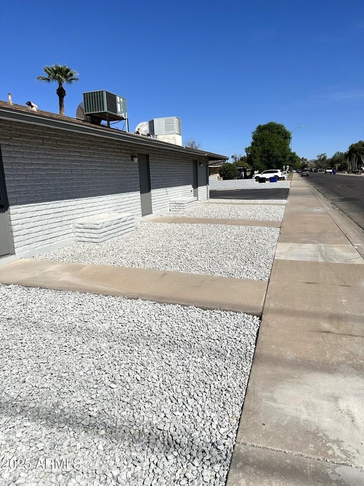 600 E University Dr - Photo 3 of 43