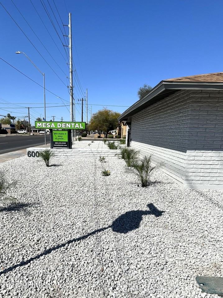 600 E University Dr - Photo 4 of 43