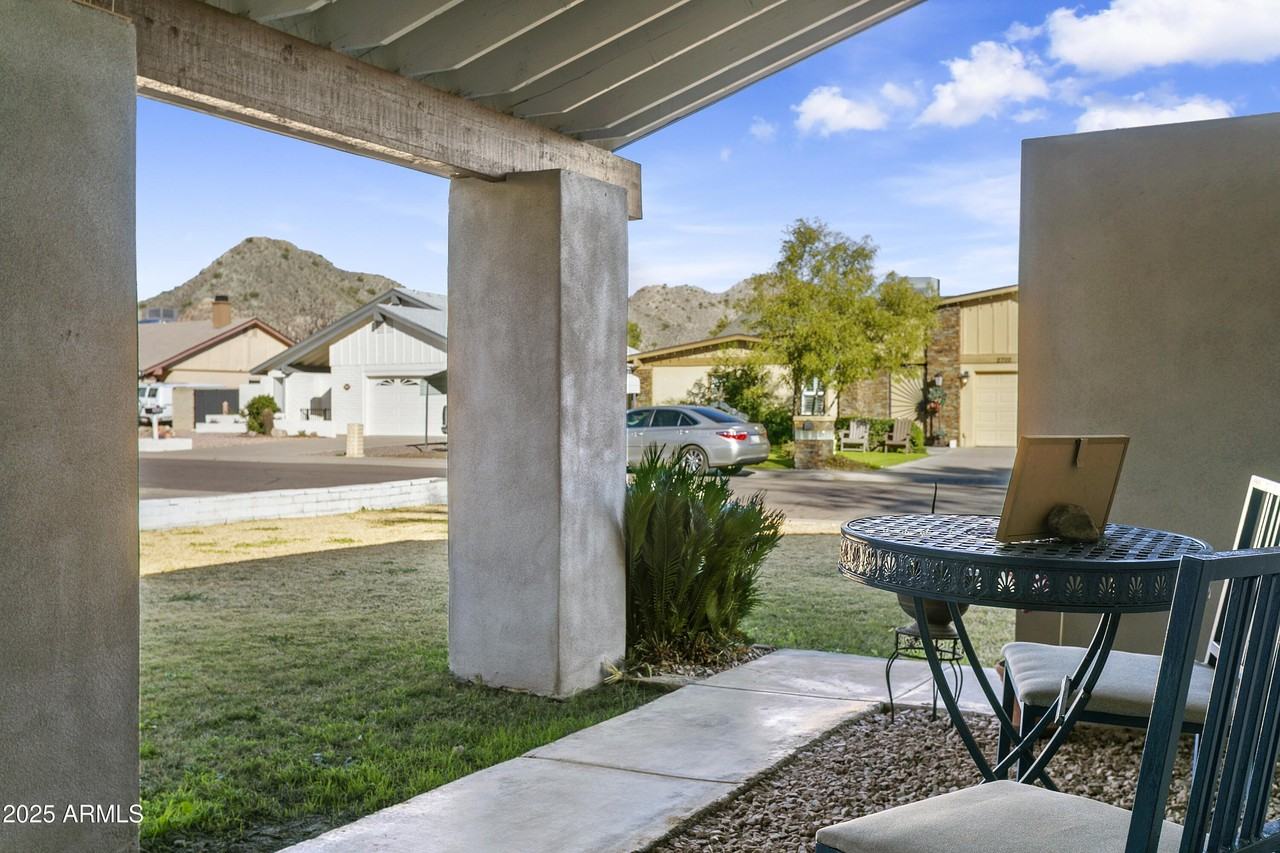 2707 East Louise Drive - Photo 3 of 25