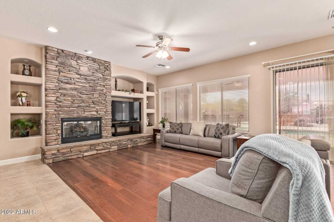 12706 S 176th Ln - Photo 7 of 45