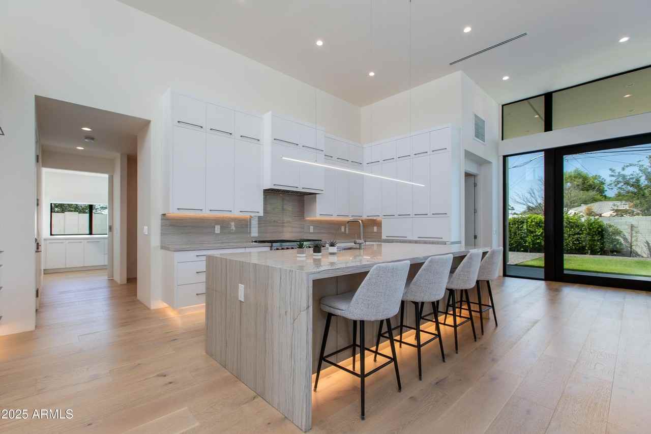 4002 E Avalon Dr - Photo 4 of 24