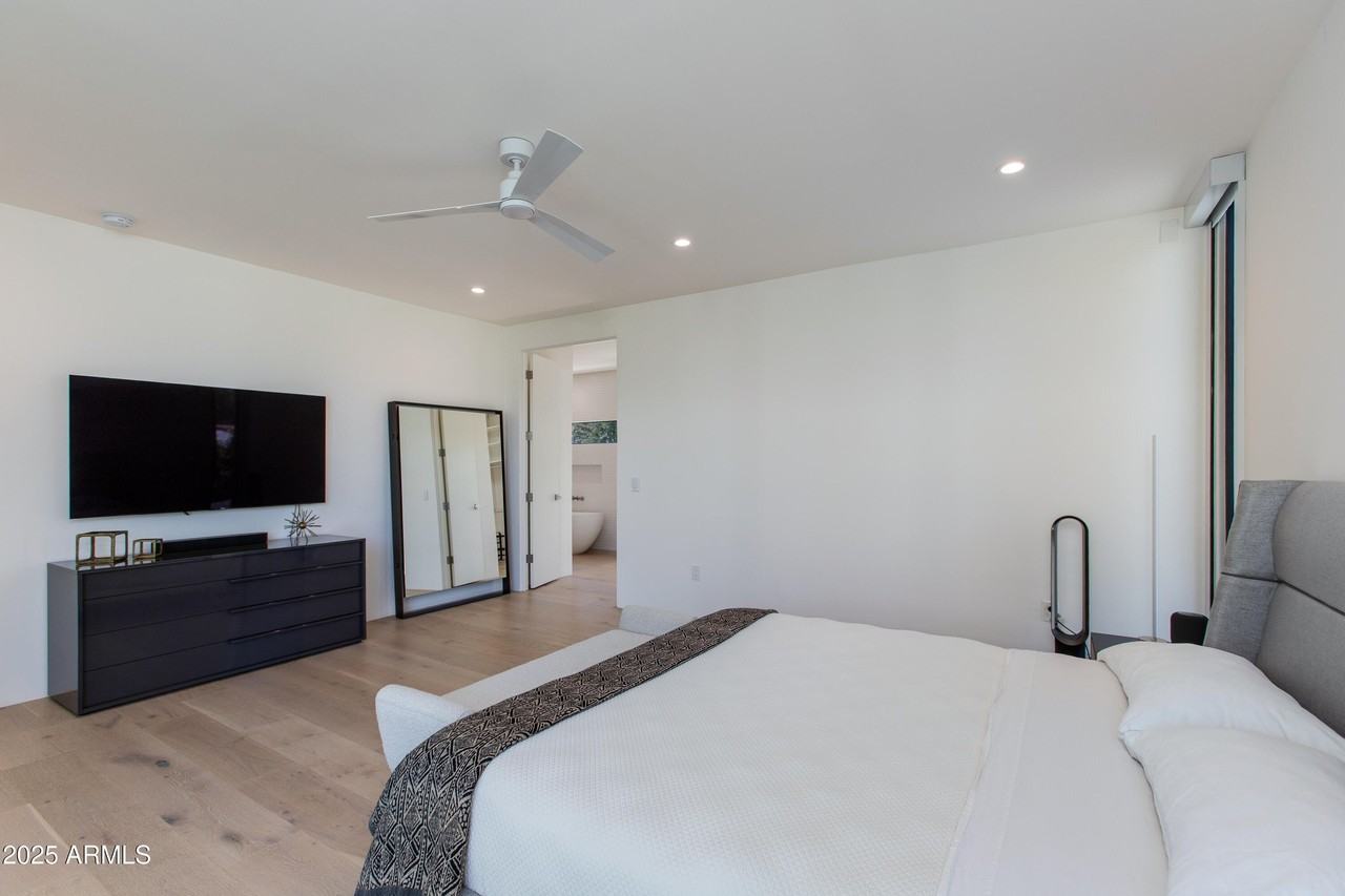 4002 E Avalon Dr - Photo 6 of 24