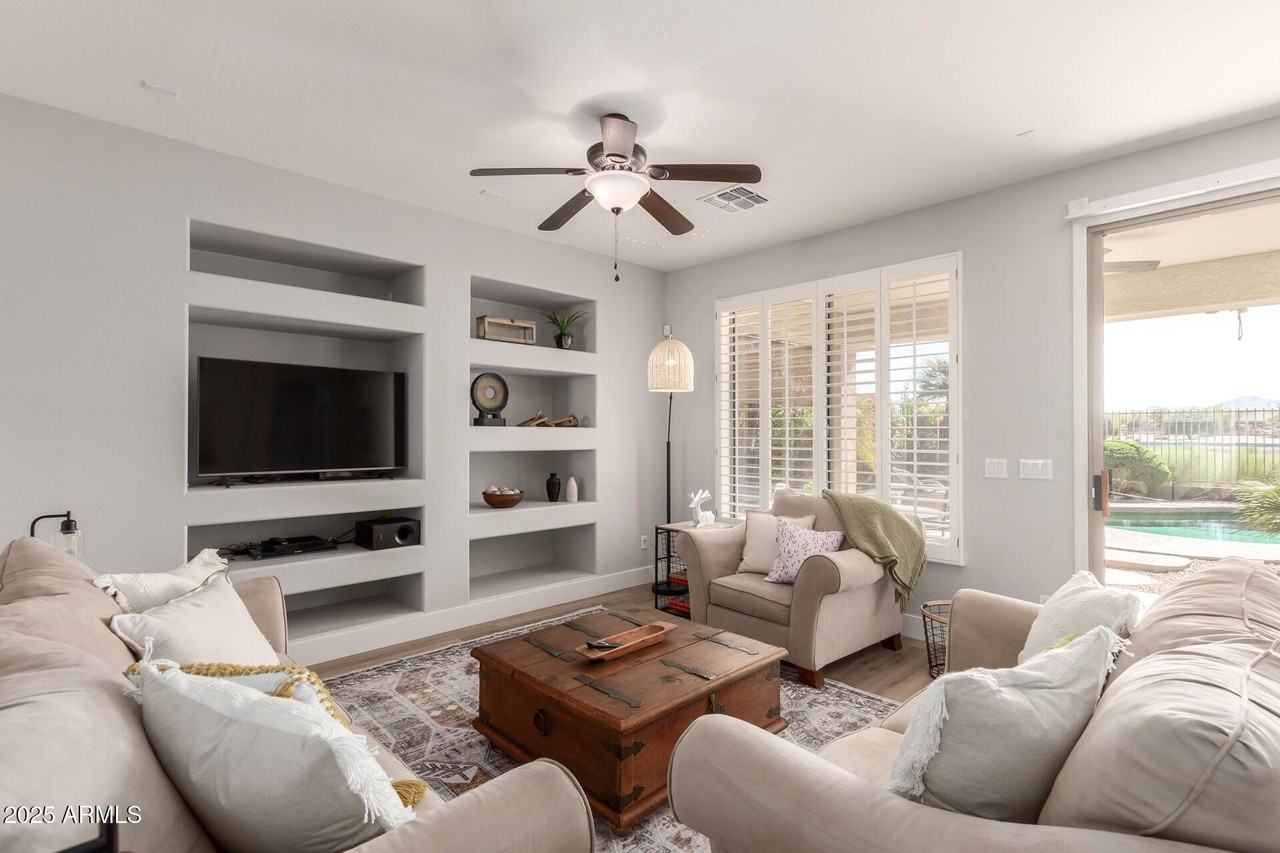 3725 Meadowview Drive - Photo 4 of 27