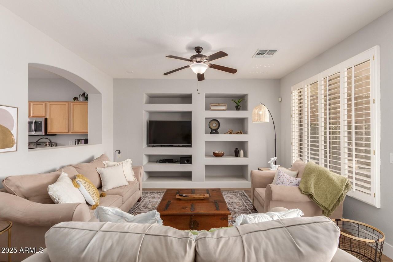 3725 Meadowview Drive - Photo 5 of 27