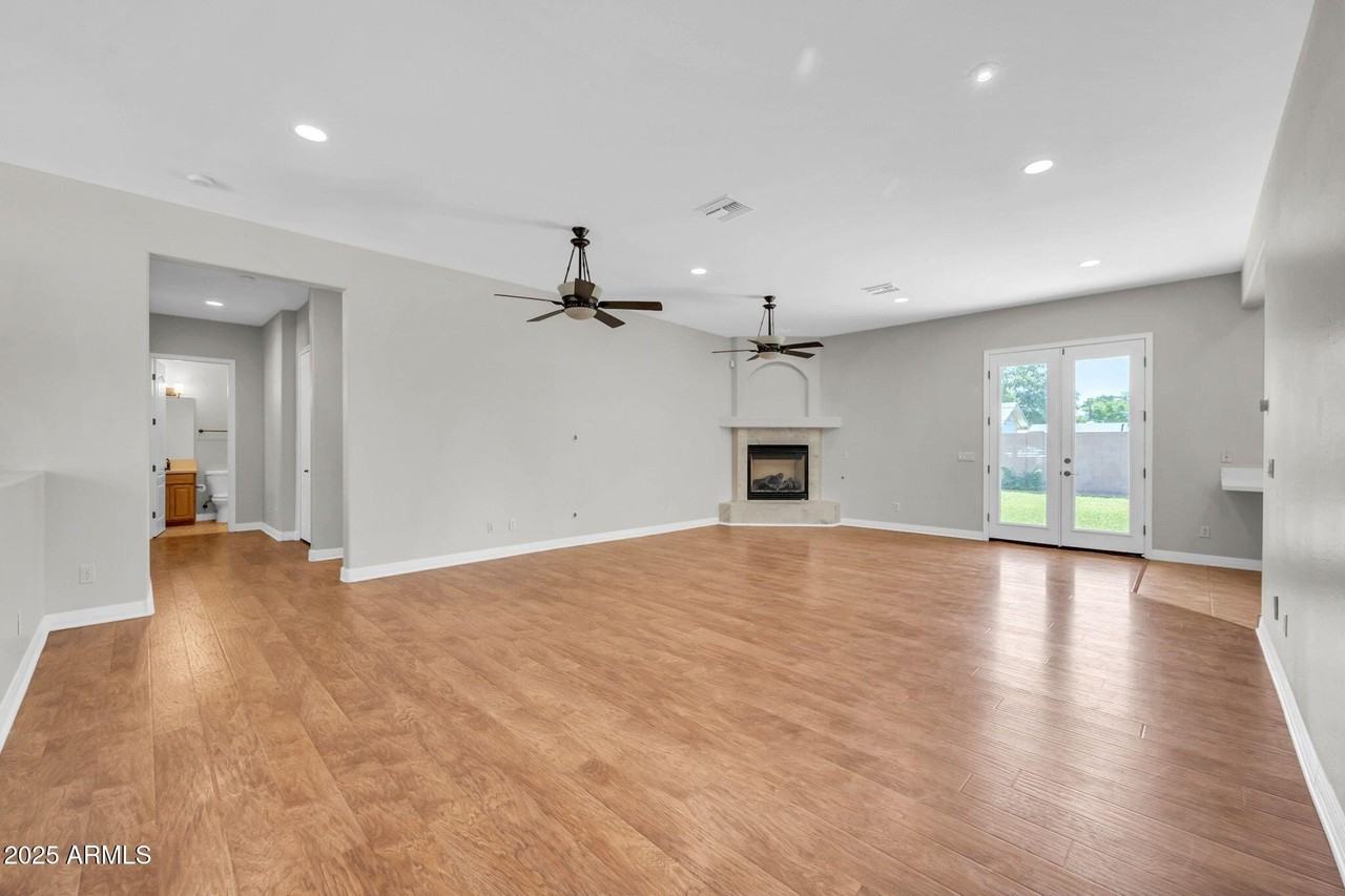 4213 East Edgemont Avenue - Photo 4 of 32