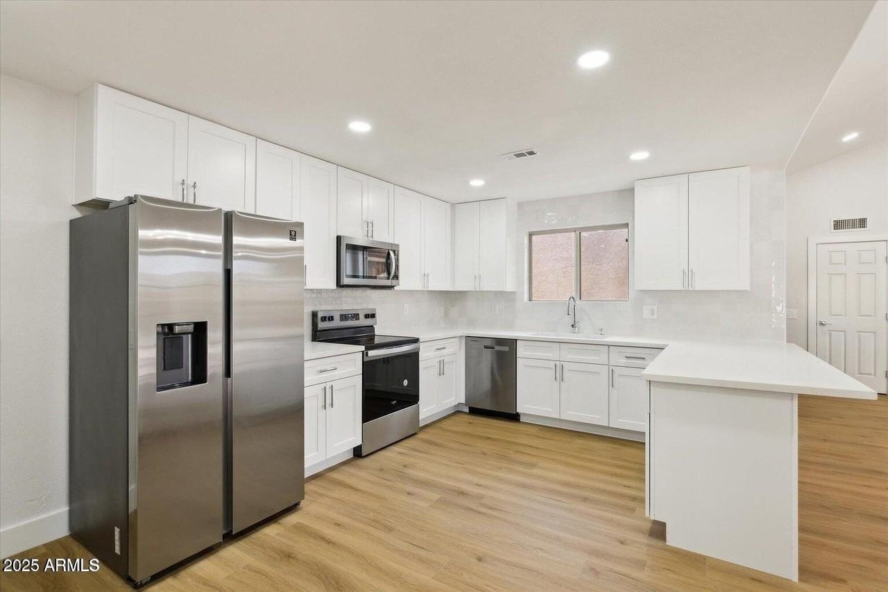 26034 Glenburn Drive - Photo 2 of 23