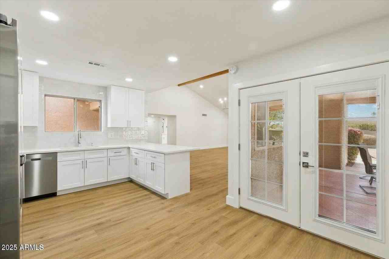 26034 Glenburn Drive - Photo 3 of 23