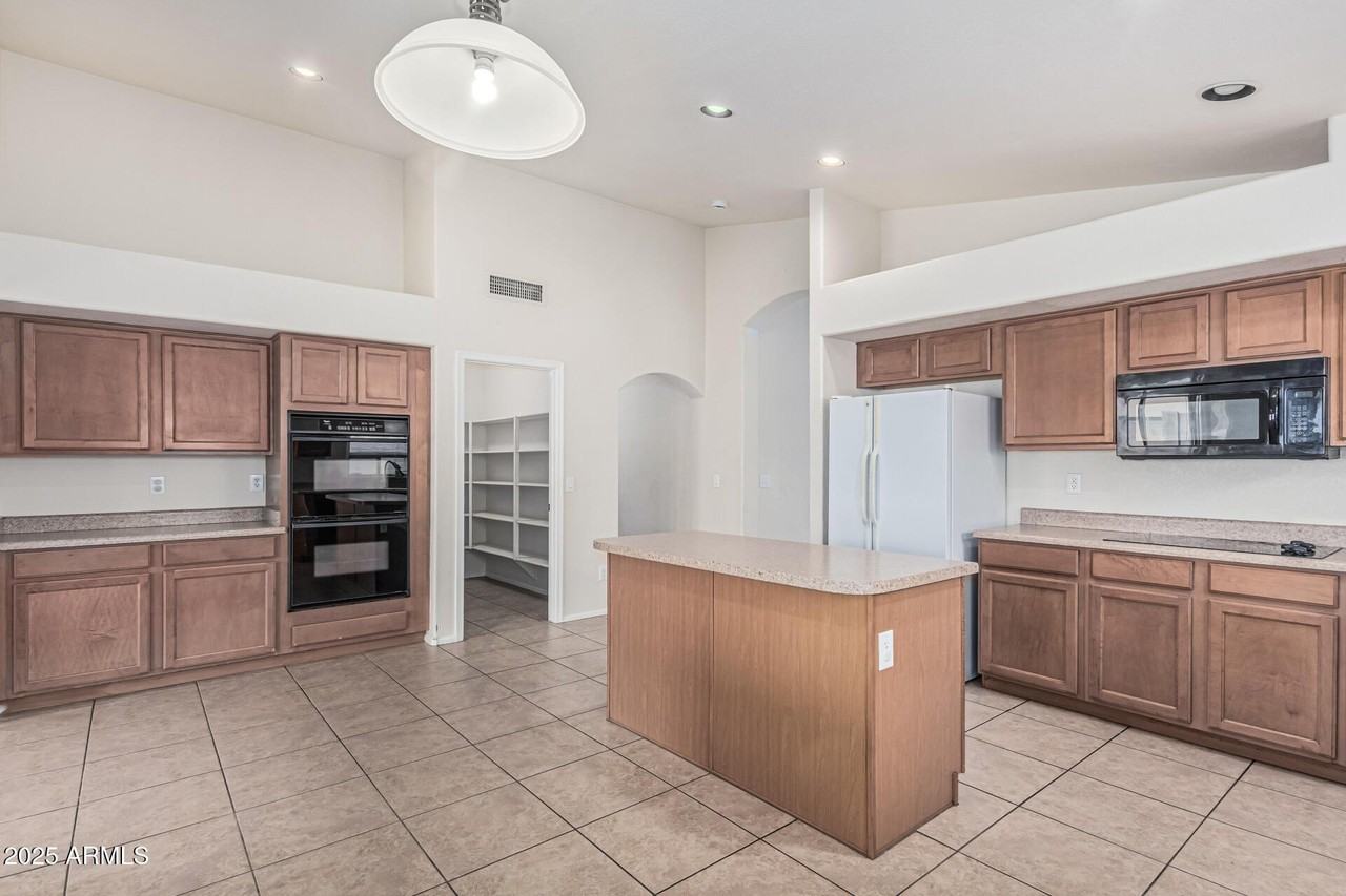 16423 W Monroe St - Photo 2 of 28