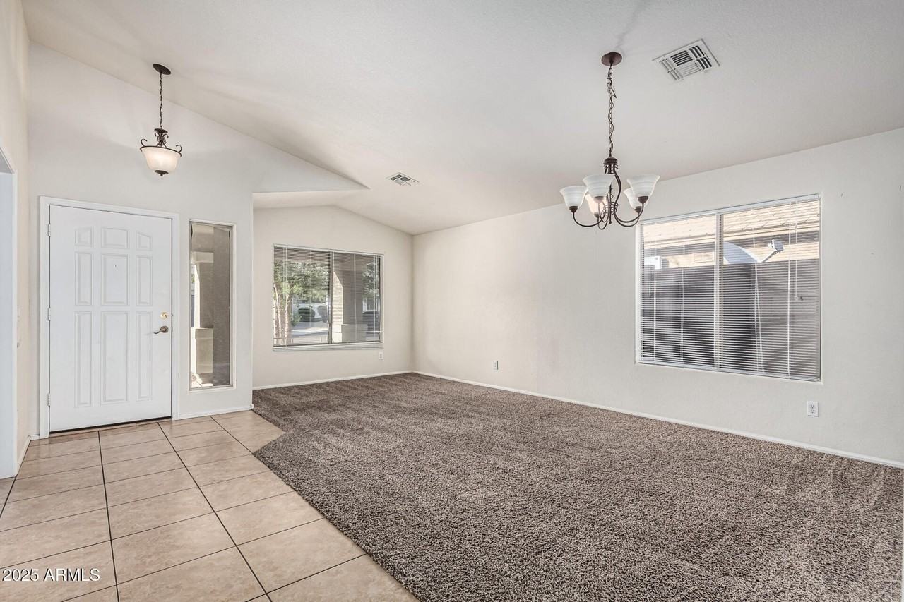 16423 W Monroe St - Photo 4 of 28