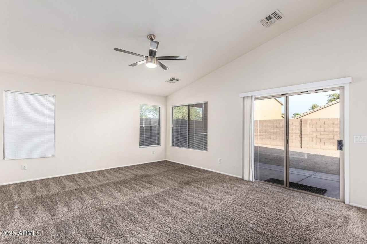 16423 W Monroe St - Photo 5 of 28