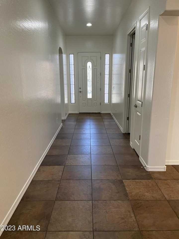 8774 West Lane Avenue - Photo 7 of 18