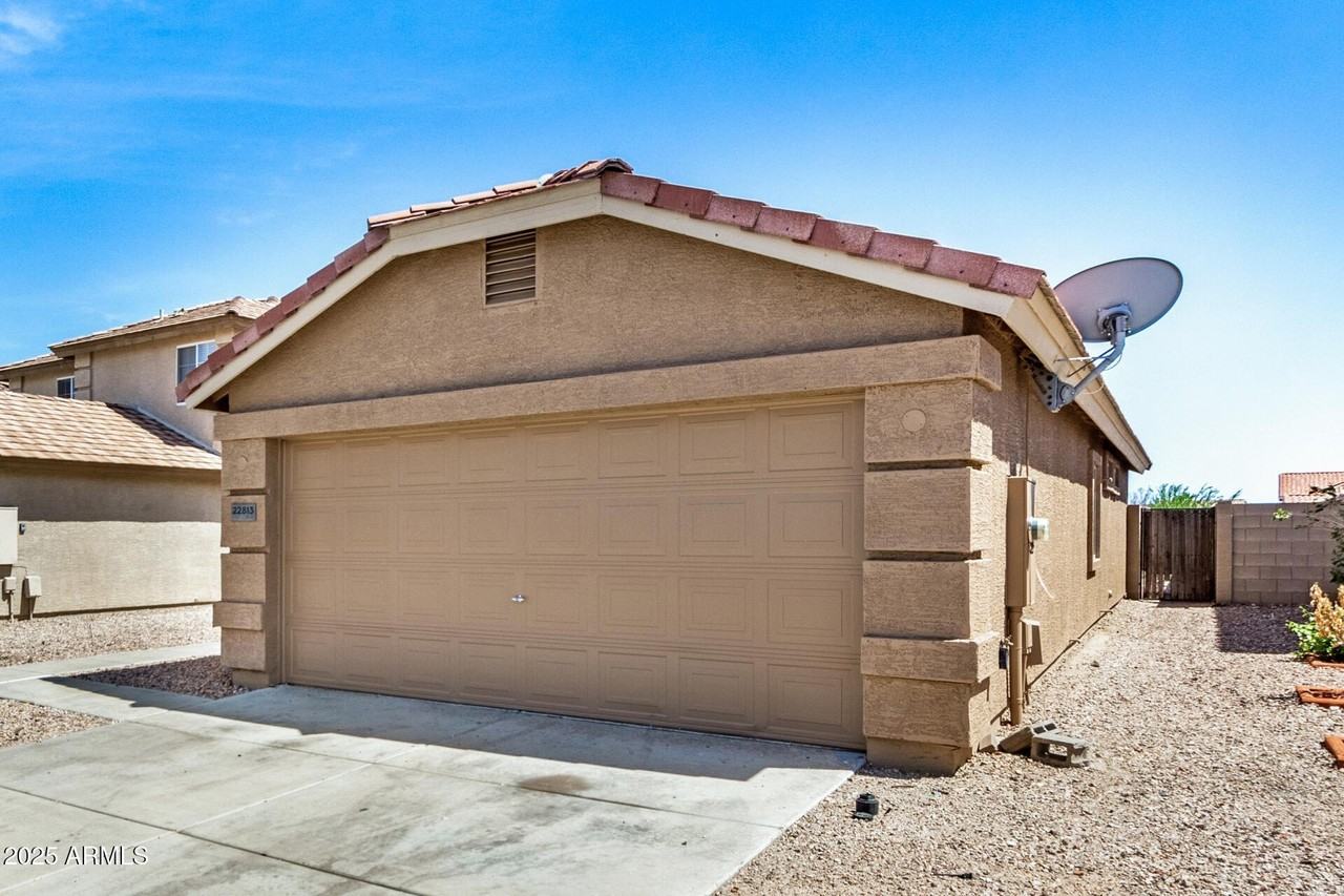 22813 W Gardenia Dr - Photo 3 of 28