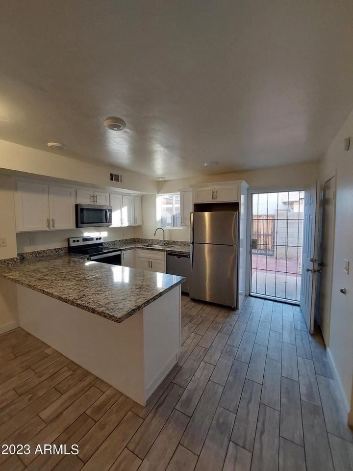 6140 W Townley Ave - Photo 5 of 26