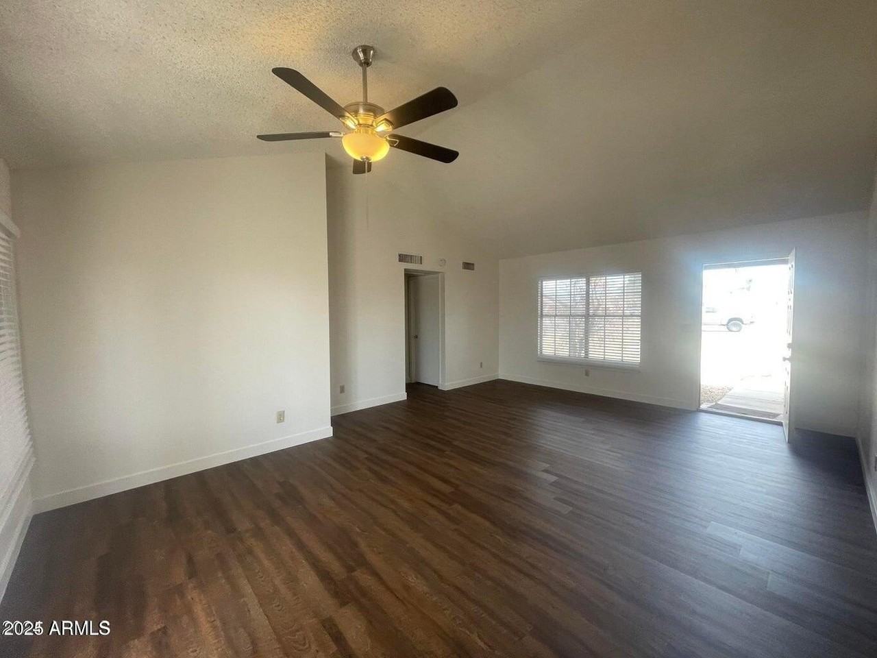 10614 N 72nd Ave - Photo 5 of 19