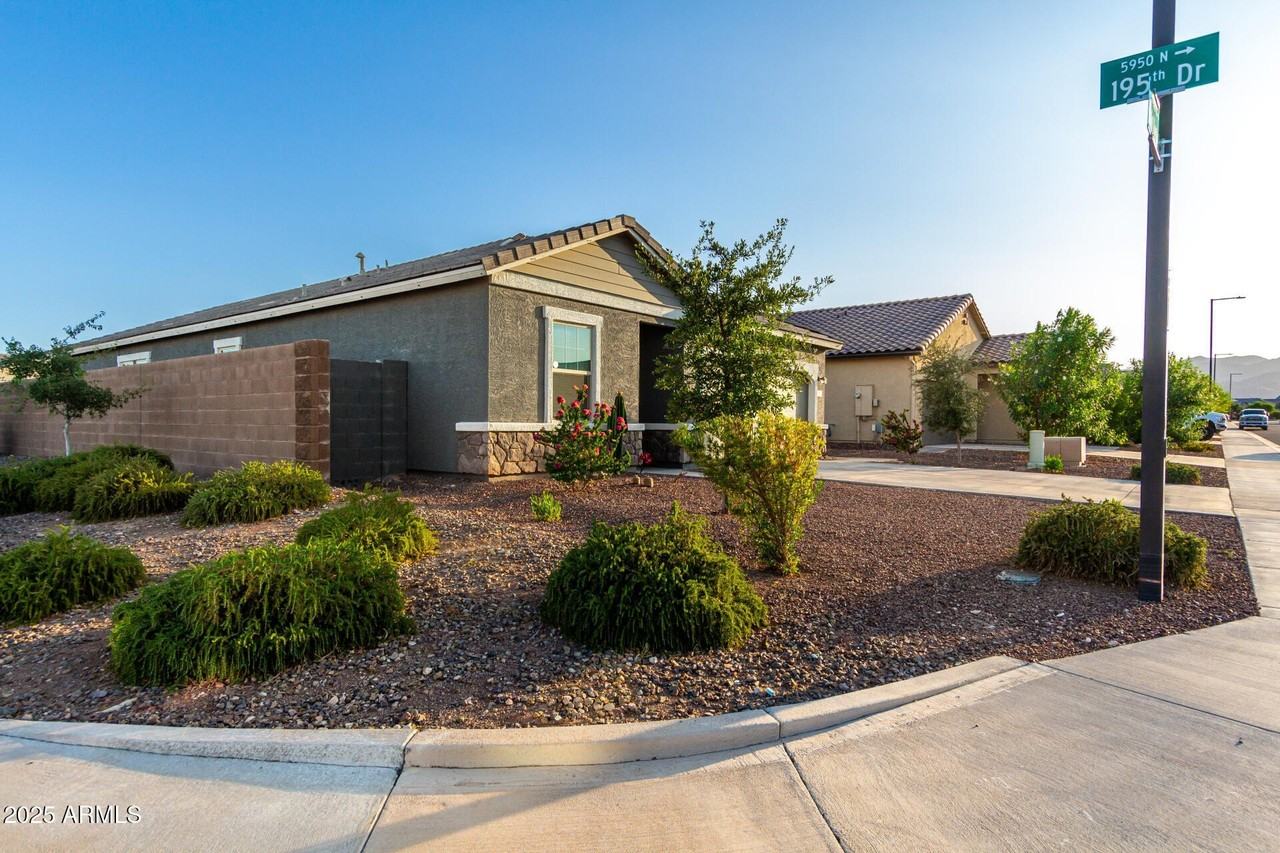 19531 W Palo Verde Dr - Photo 5 of 38