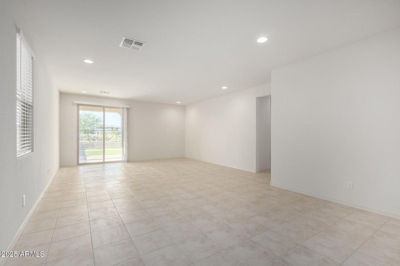 8818 West Luke Avenue - Photo 4 of 31