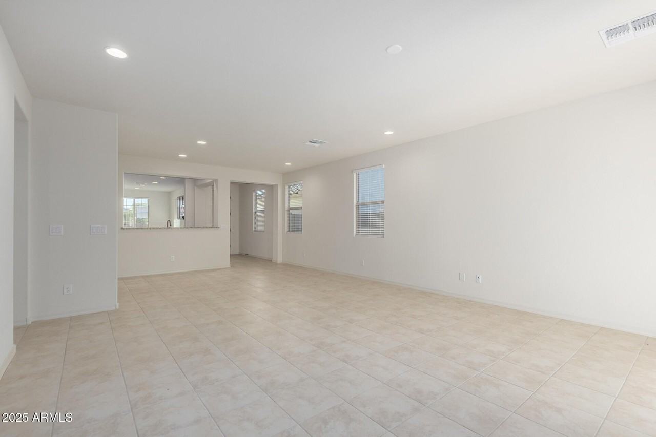 8818 West Luke Avenue - Photo 5 of 31