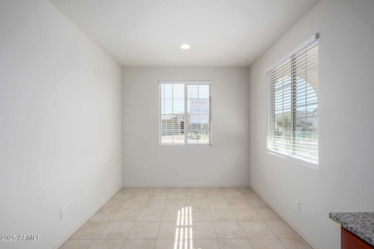 8818 West Luke Avenue - Photo 6 of 31