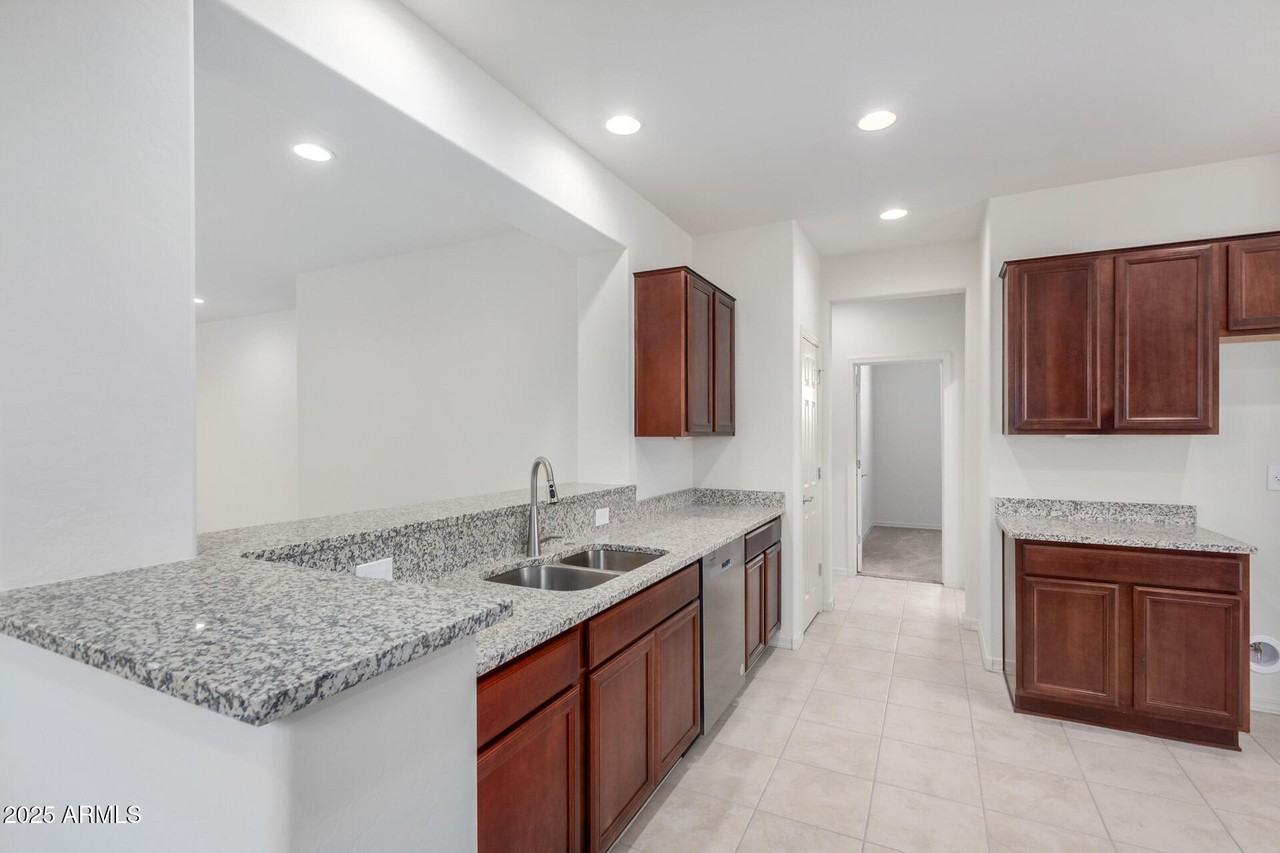 8818 West Luke Avenue - Photo 7 of 31