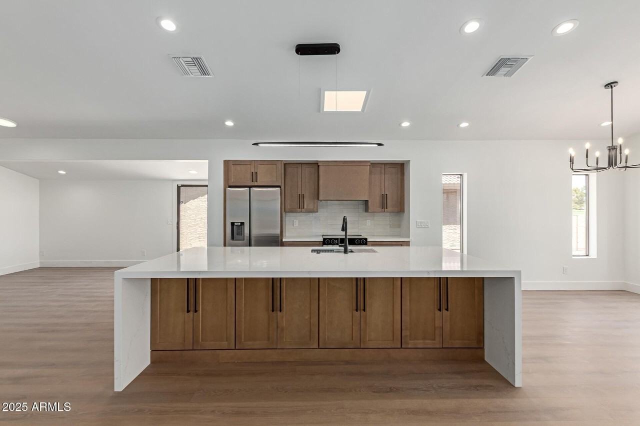 8883 E Fairway Blvd - Photo 5 of 30