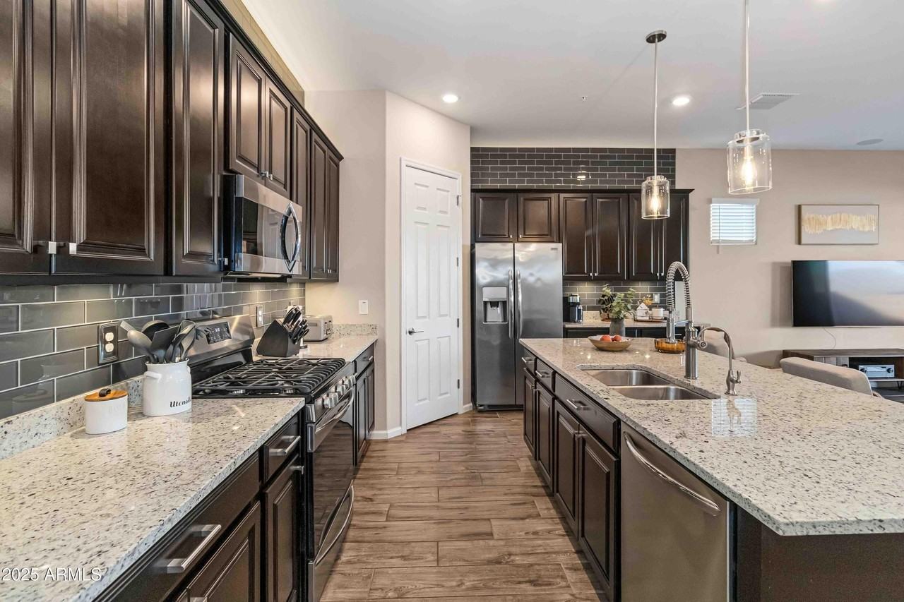 21261 W Virginia Ave - Photo 6 of 41