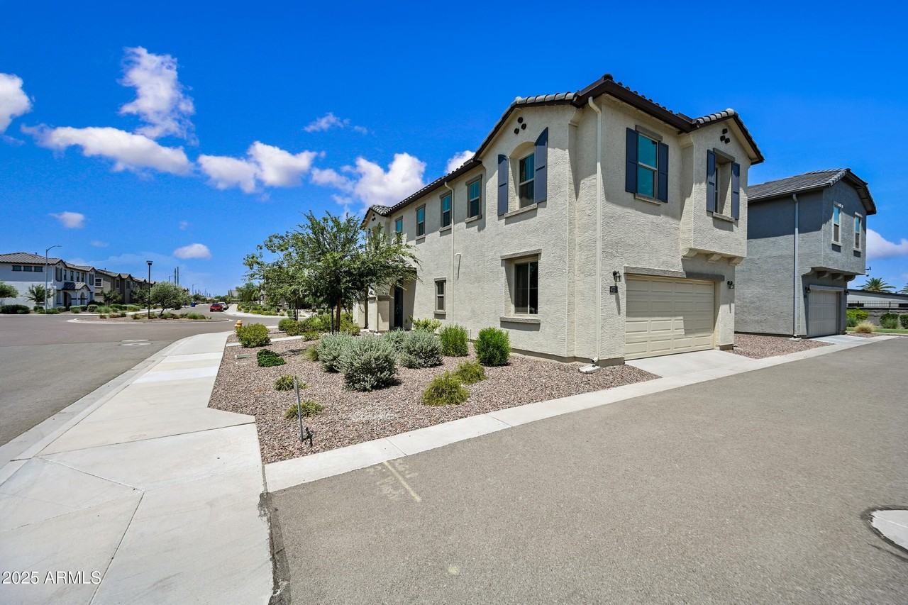 4035 South 58th Lane - Photo 2 of 28