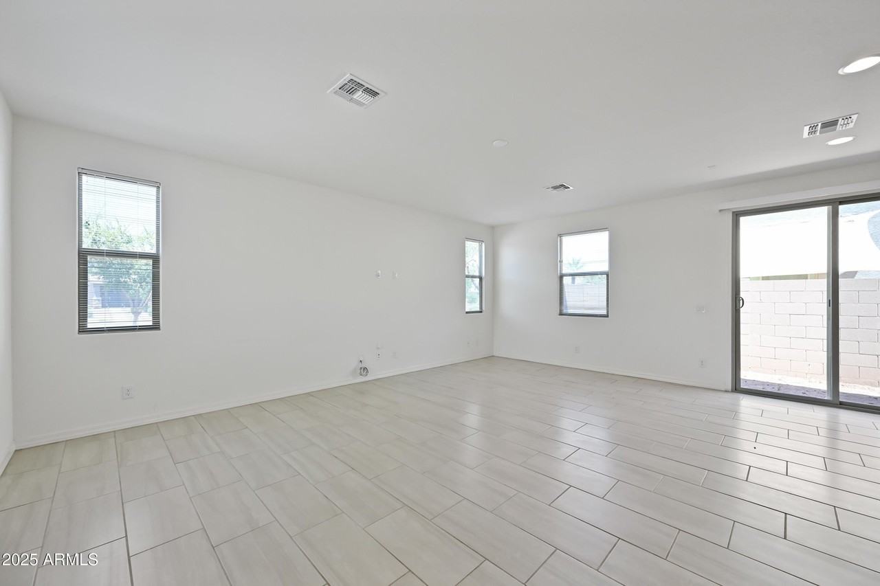 4035 South 58th Lane - Photo 4 of 28