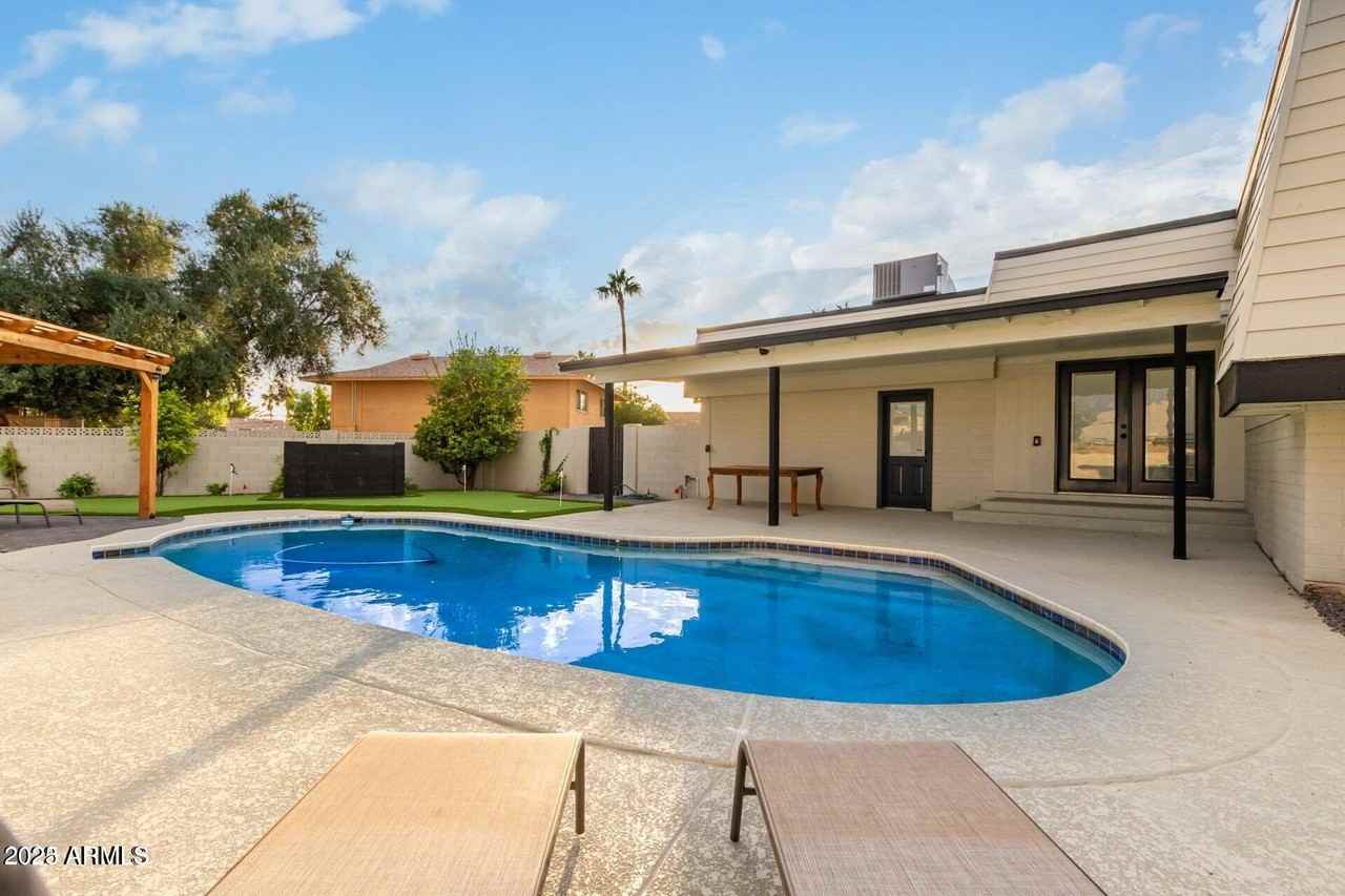 429 E Greenway Dr - Photo 4 of 9