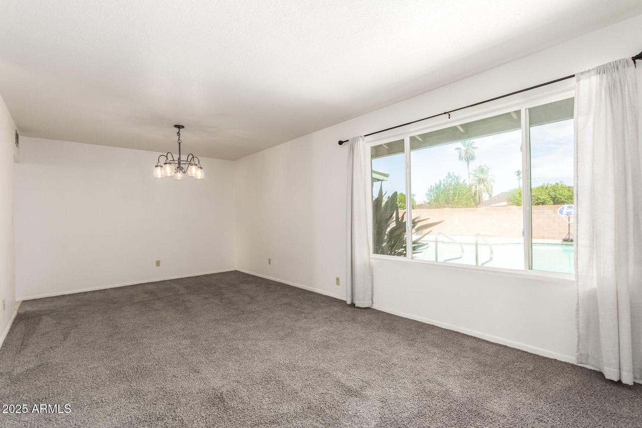 11621 North 39th Street - Photo 6 of 32