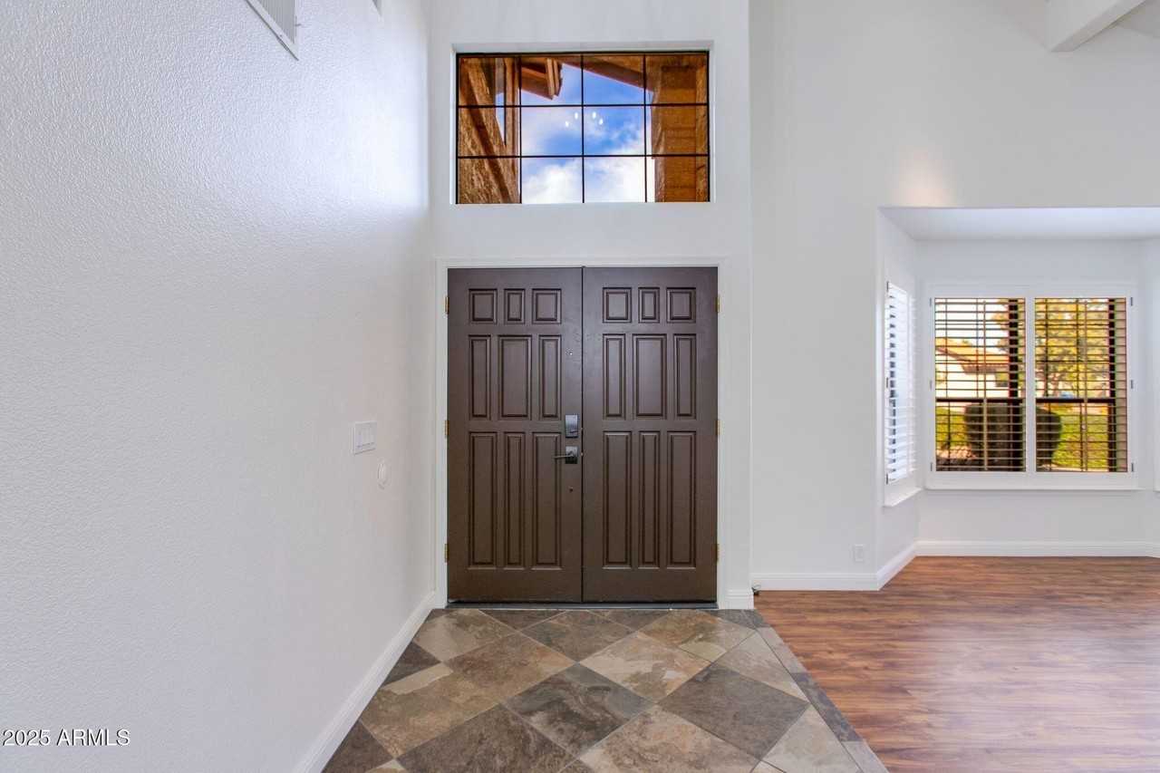 5513 East Grovers Avenue - Photo 2 of 22