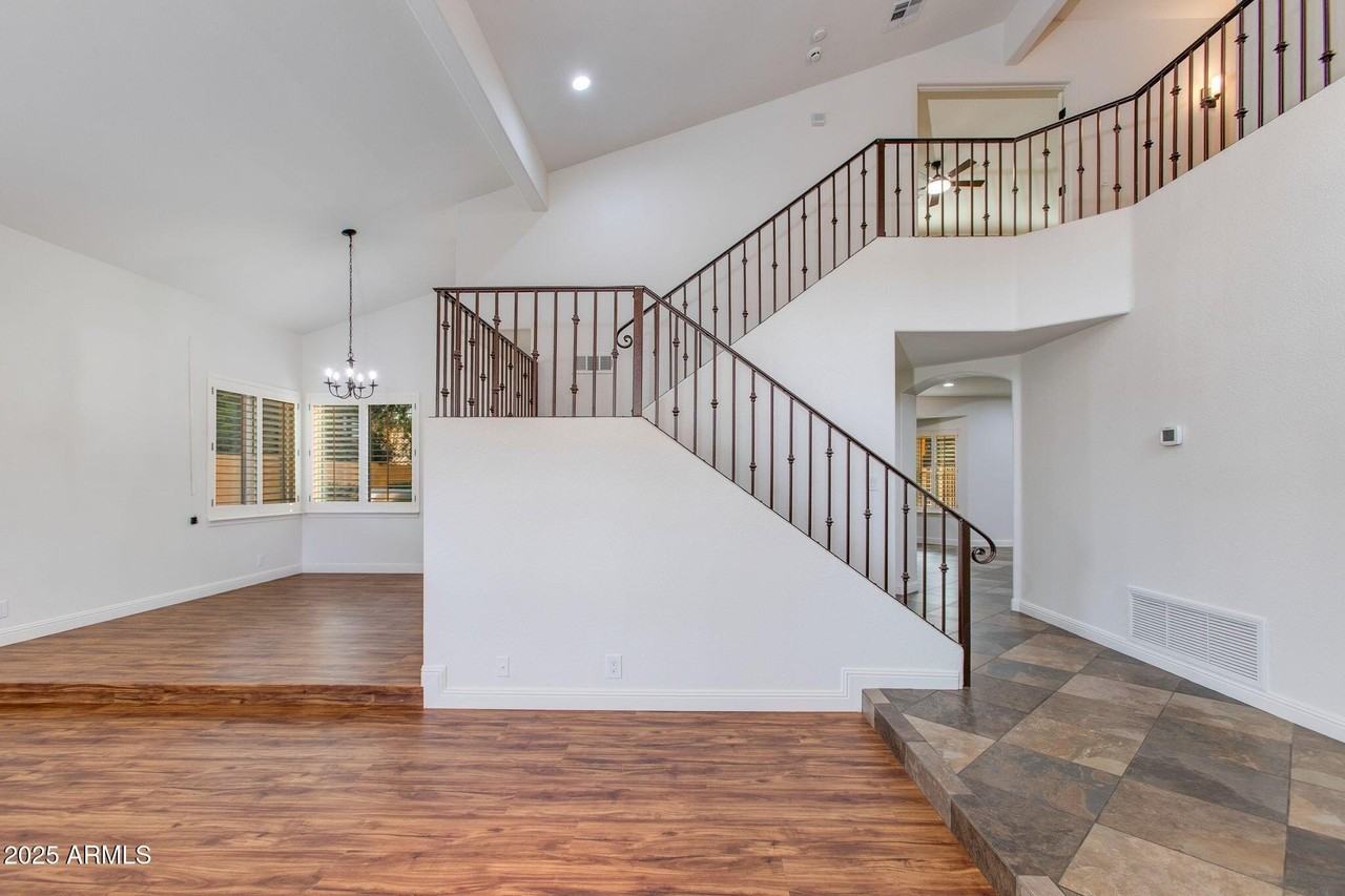 5513 East Grovers Avenue - Photo 3 of 22