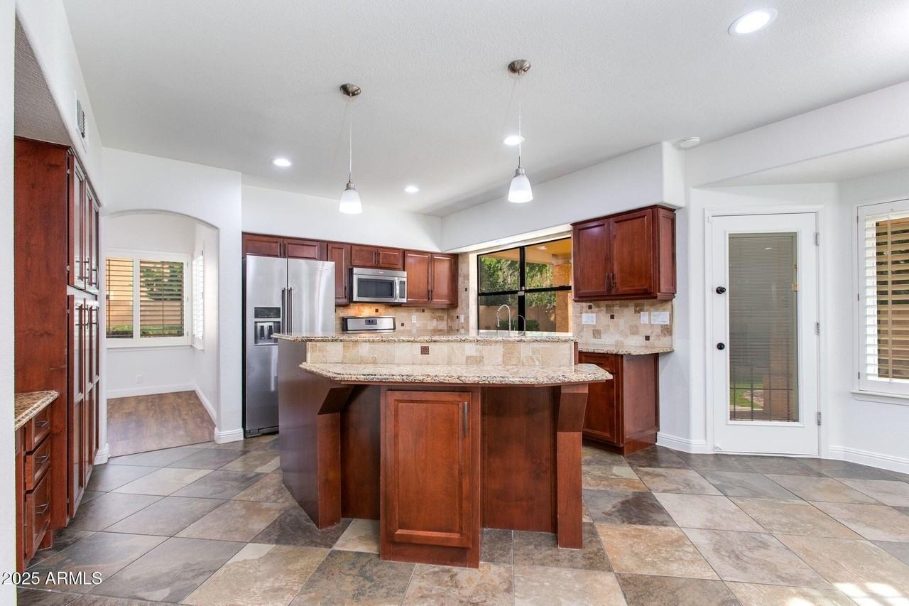 5513 East Grovers Avenue - Photo 7 of 22