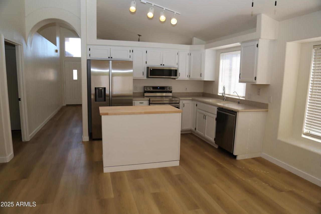 18602 N 2nd Ave - Photo 5 of 23