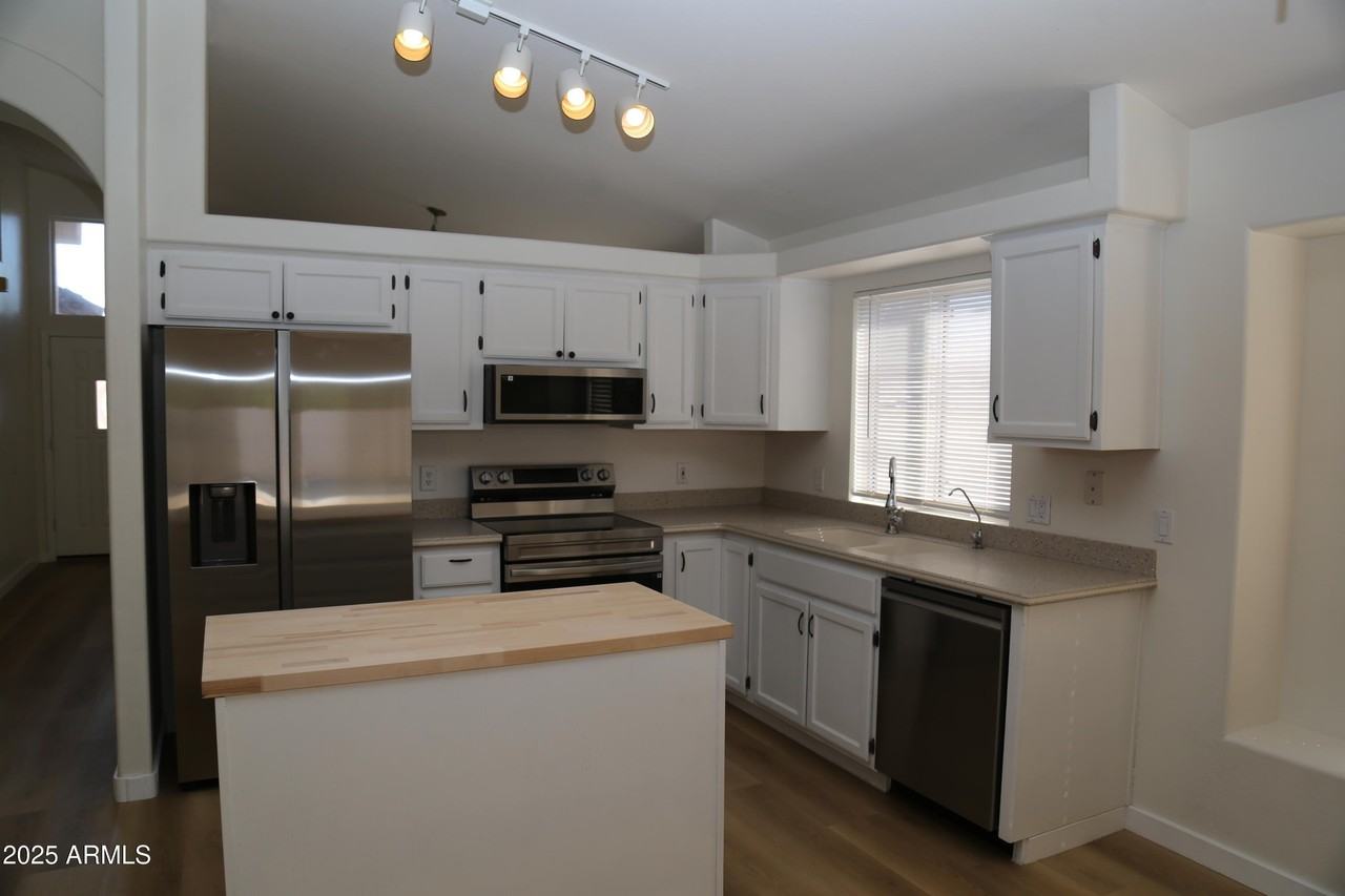 18602 N 2nd Ave - Photo 7 of 23