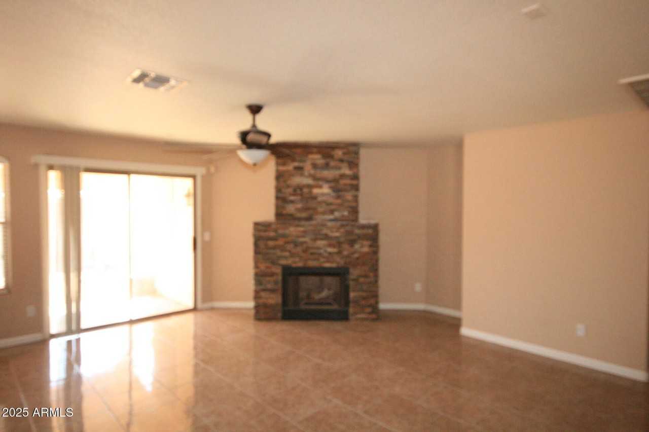 10533 West Louise Drive - Photo 7 of 17