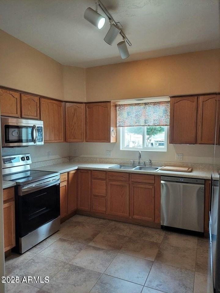 232 South Clubhouse Lane - Photo 4 of 8