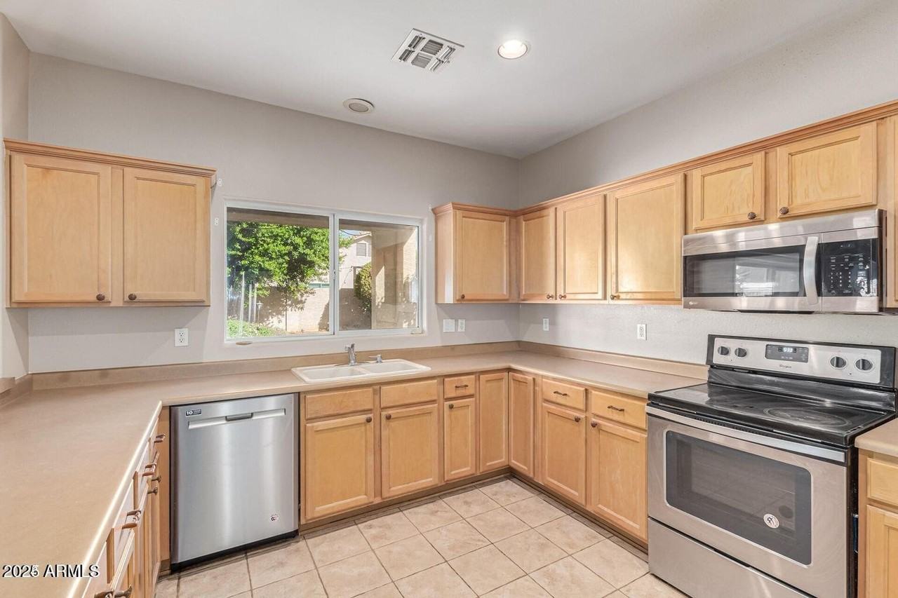 8014 West Harmony Lane - Photo 3 of 37