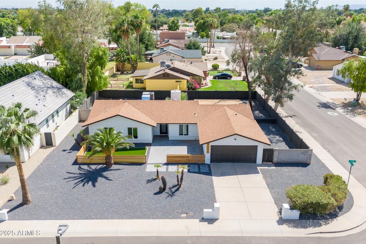 9205 E Laurel Ln - Photo 2 of 36