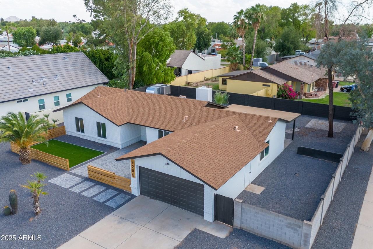 9205 E Laurel Ln - Photo 3 of 36