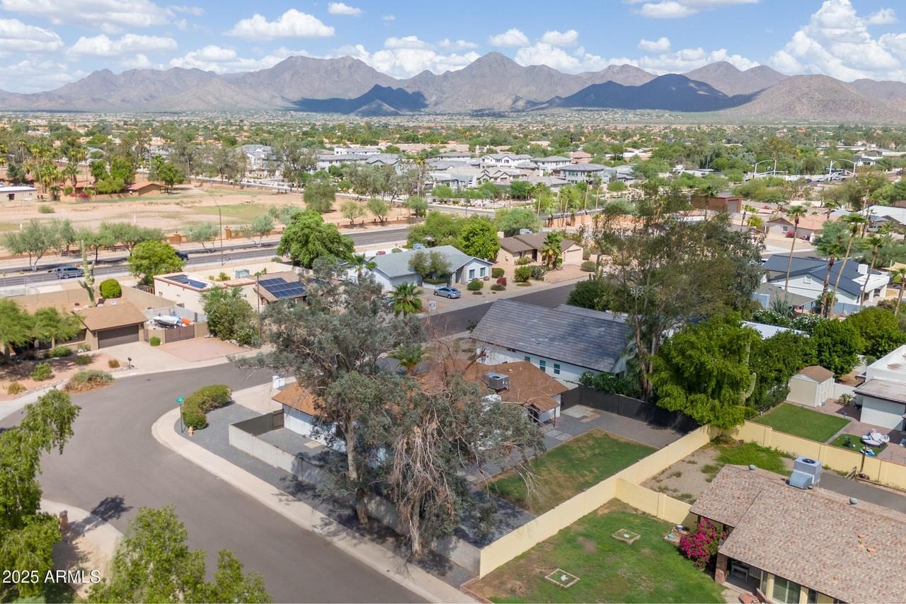 9205 E Laurel Ln - Photo 5 of 36