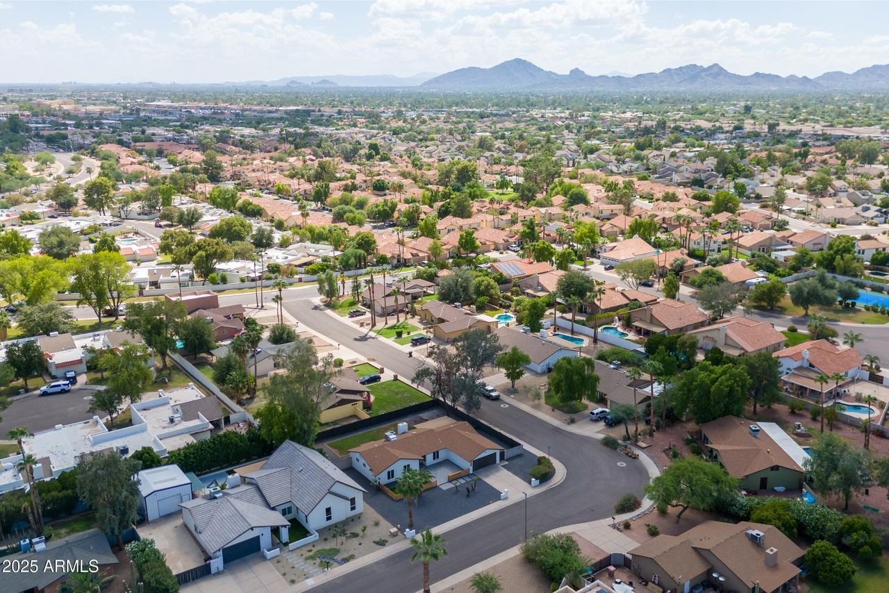 9205 E Laurel Ln - Photo 6 of 36