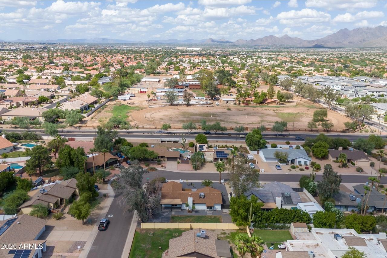 9205 E Laurel Ln - Photo 7 of 36