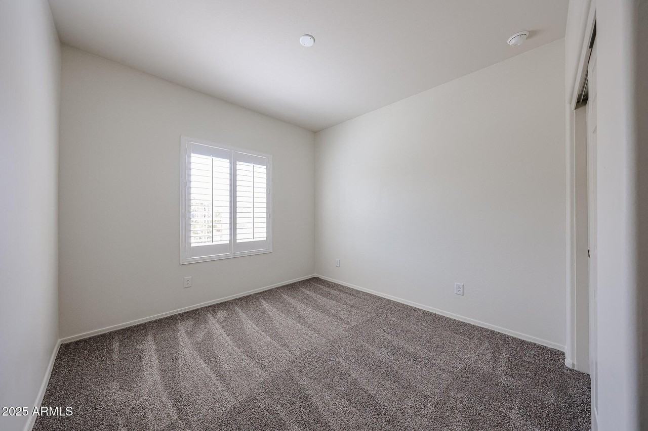 24388 W Verlea Dr - Photo 4 of 31