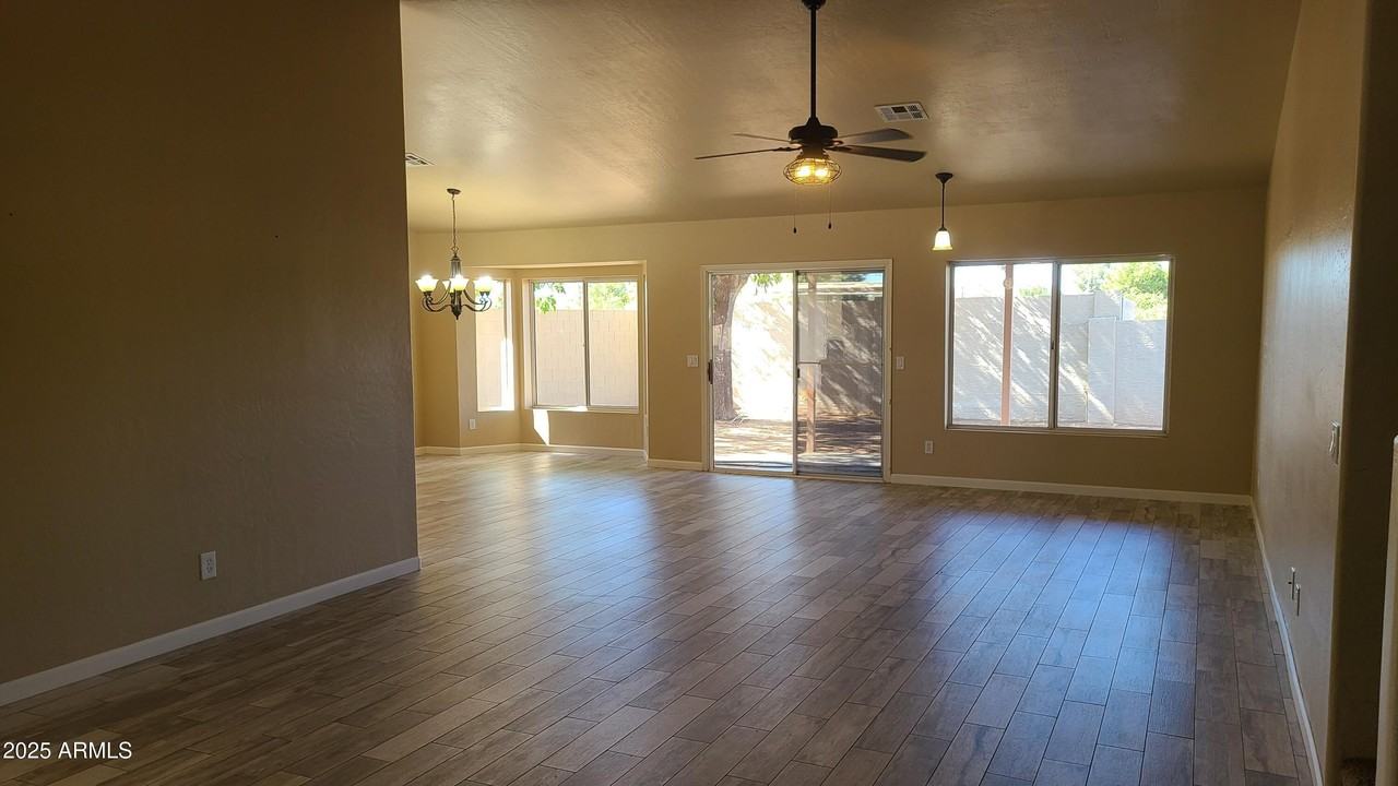 1002 East Hearne Way - Photo 2 of 48