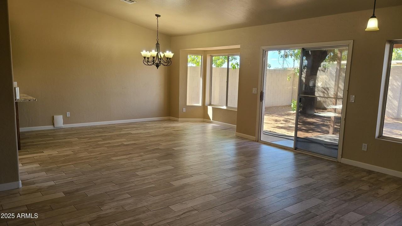 1002 East Hearne Way - Photo 3 of 48