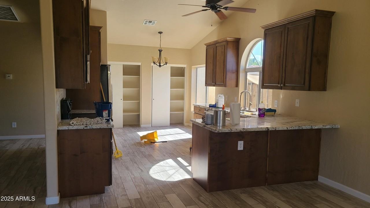 1002 East Hearne Way - Photo 5 of 48