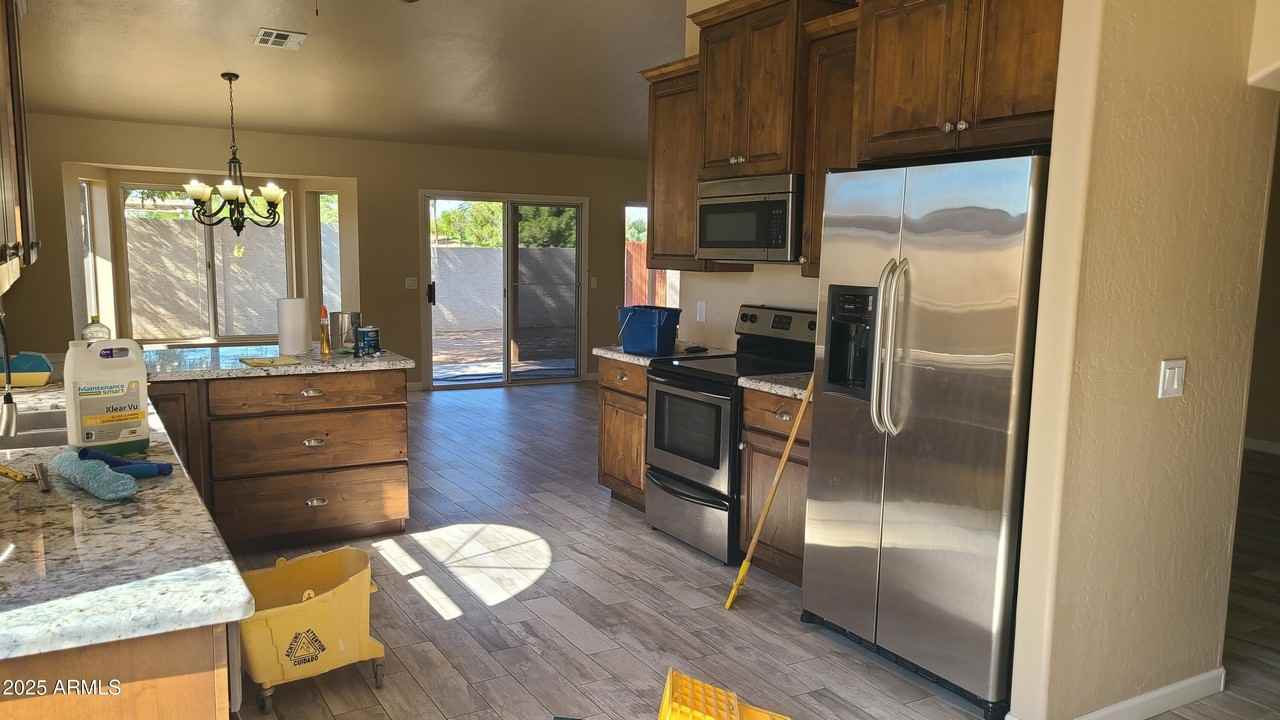 1002 East Hearne Way - Photo 6 of 48